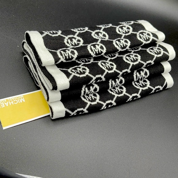 Michael Kors All Over Logo Scarf 2020 Fall